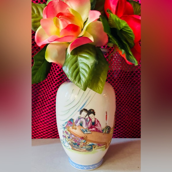 Elegant Vintage Vase- Delicate Hand Painted Art-Excellent Condition-From 1980’s? - Picture 2 of 16